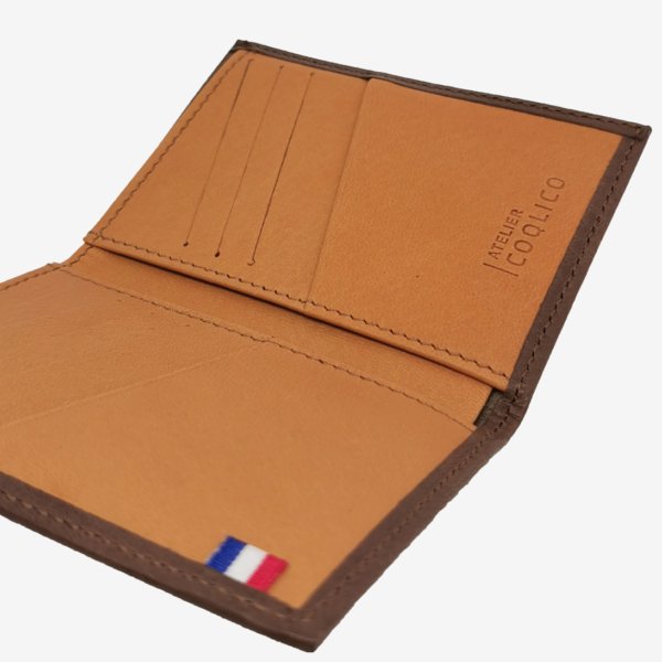 Portes carte cuir atelier coqlico fabrication française de couleur marron et intérieur gold