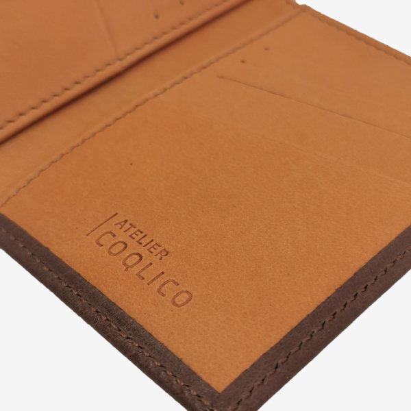 Portes carte cuir atelier coqlico fabrication française de couleur marron et intérieur gold